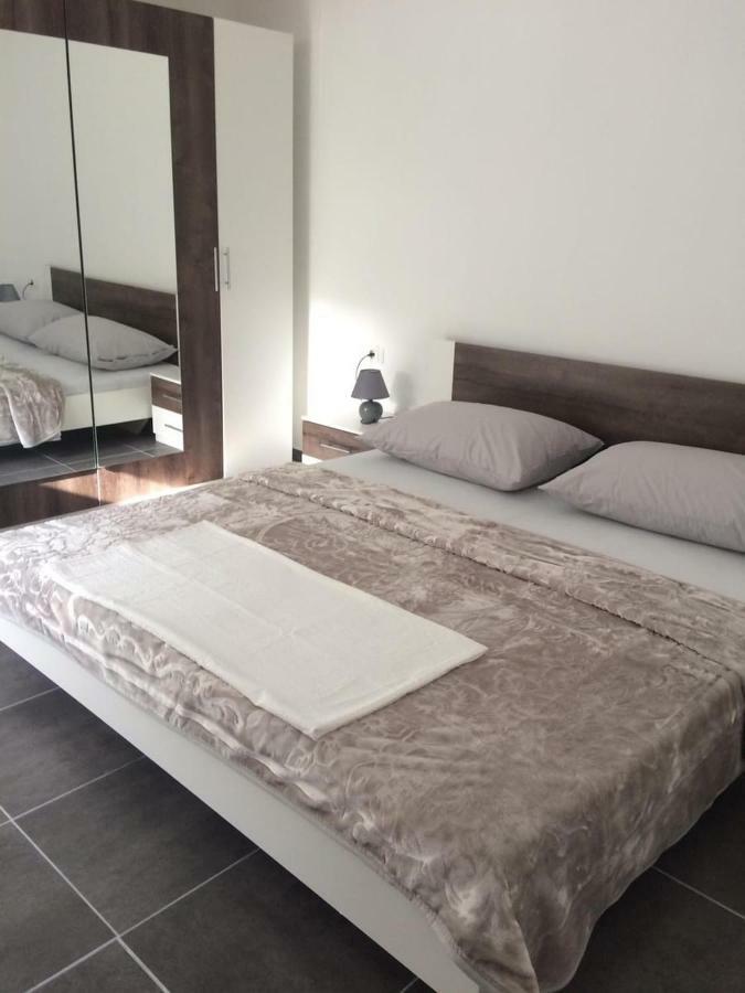 Adria 1